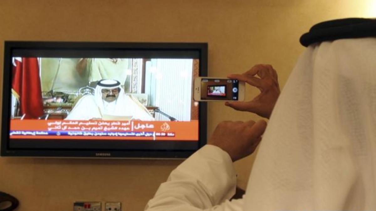 emirul qatarului a abdicat in favoarea fiului sau