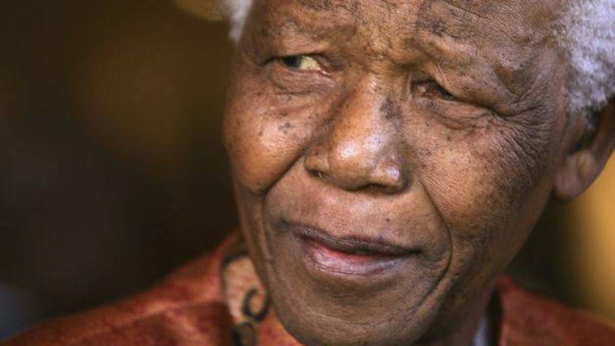 sute de oameni au cantat si au dansat pentru insanatosirea lui mandela medicii sunt rezervati in