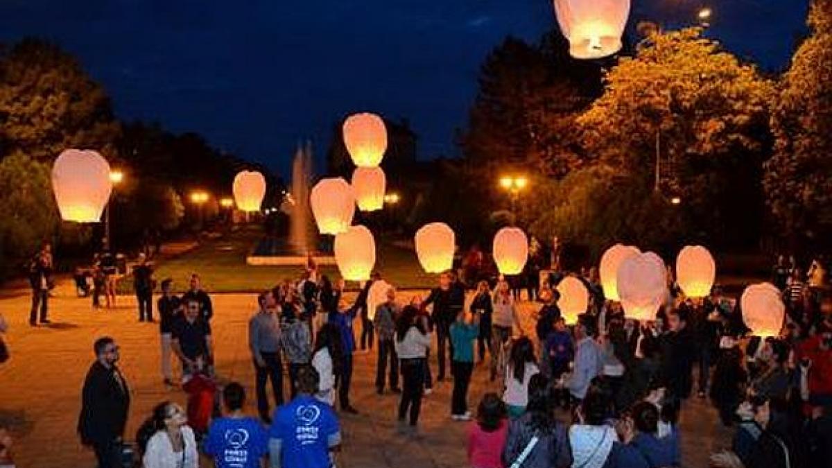 18 lampioane s au inaltat spre ceruri ca simbol al celor 18 suflete zdrobite in tragedia din