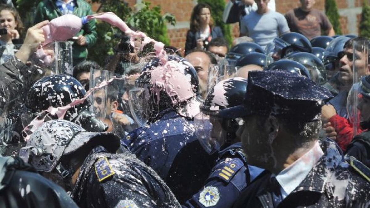 protest violent in kosovo 17 politisti au fost raniti zeci de persoane au fost retinute