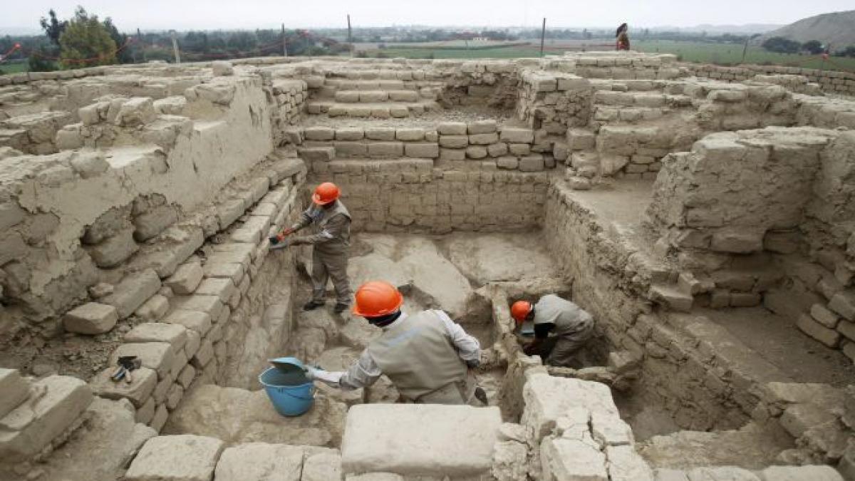 mai multe femei mumificate si sacrificii umane descoperite intr un mormant regal din peru