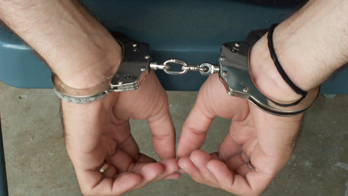Inspector de asistenţă socială, prins în flagrant în timp ce lua mită de la o persoană cu dizabilităţi