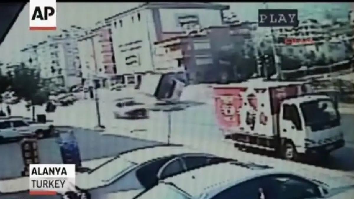 video doi oameni au murit dupa ce autocarul in care se aflau s a rasturnat intr o intersectie din