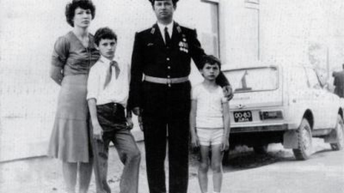 cand au crescut acesti doi frati au distrus totul in cale portret rar de familie cu doua mari vedete