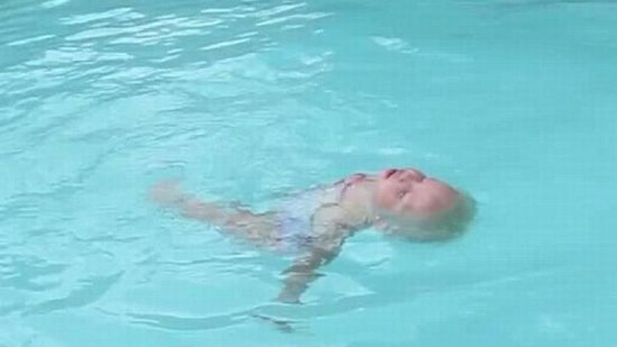 ea e copila apei la doar 16 luni o fetita inoata relaxata in piscina