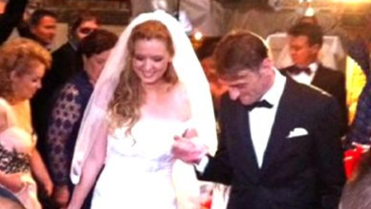 la nunta robertei anastase toata lumea s a uitat la elena udrea detaliul care le a taiat respiratia