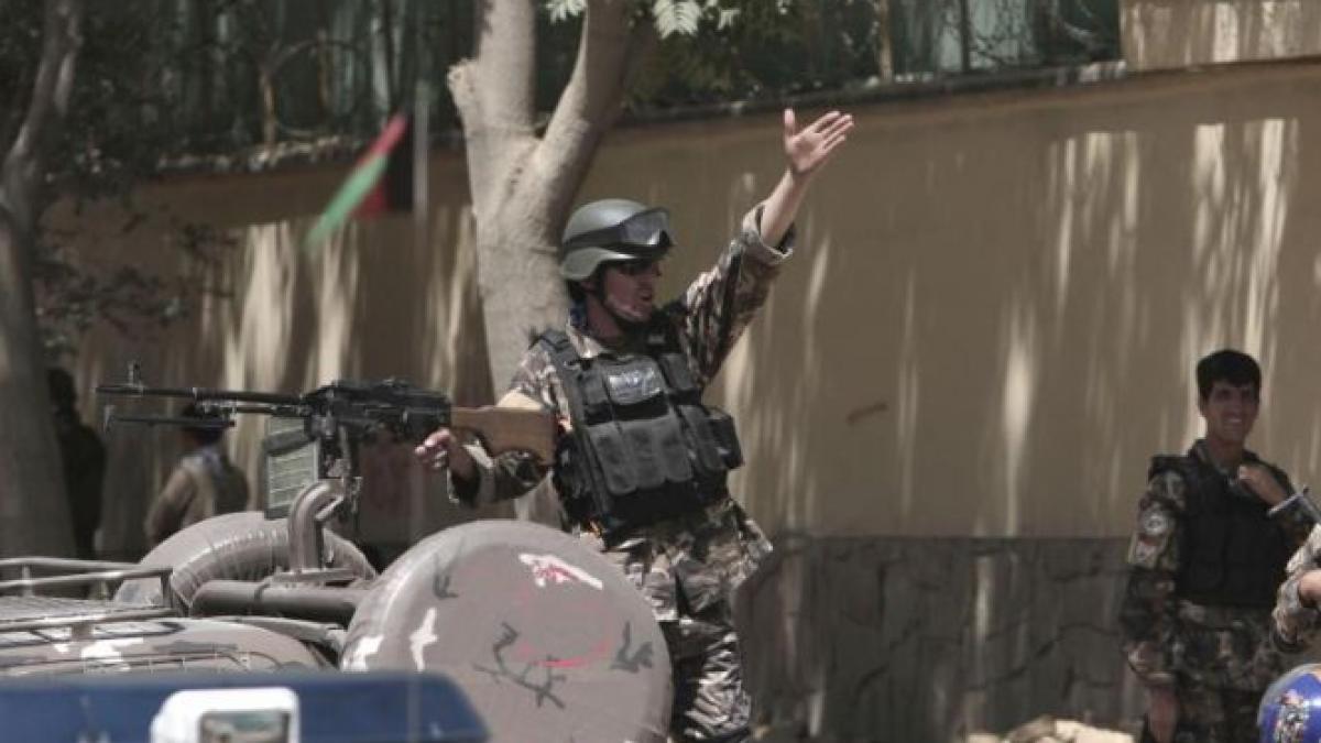 atac in afganistan un roman a murit si altul este ranit