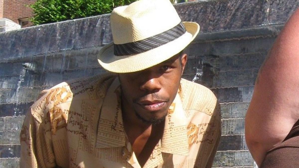 cum arata iubita acestui tanar o pierde prin casa prin casa poporului