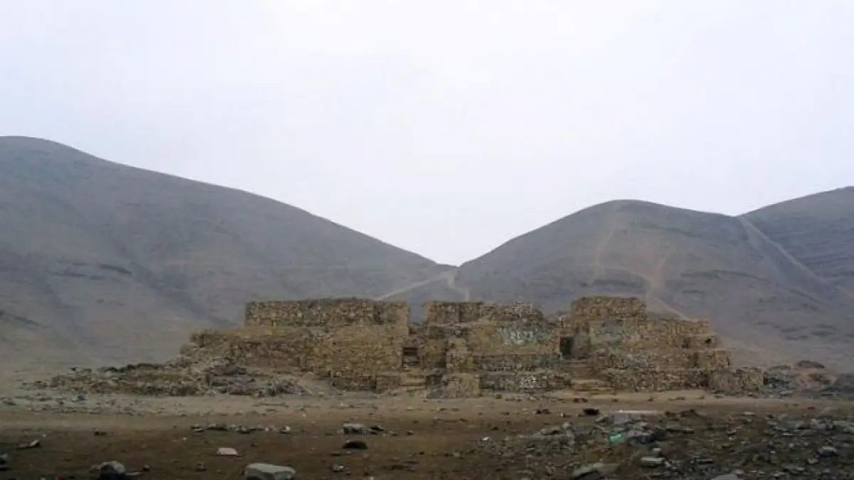 o piramida veche de 5 000 de ani vandalizata in peru