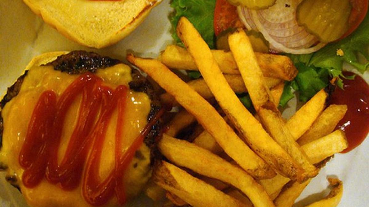 bacsis de 10 000 de dolari pentru un hamburger si o portie de cartofi prajiti
