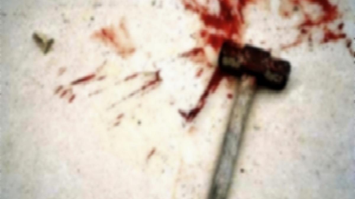 socant educatoare batuta cu ciocanul de omul de serviciu din scoala