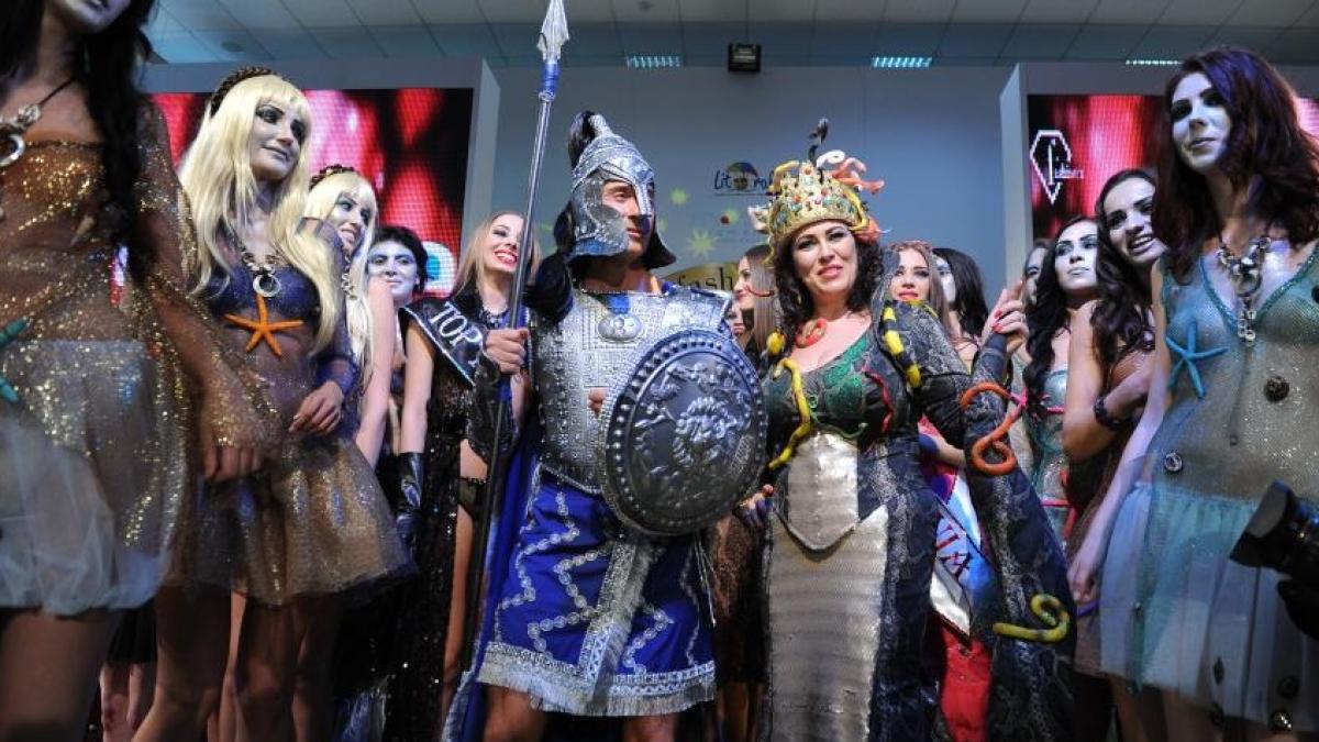 carnavalul cluburilor din mamaia in linie dreapta carele alegorice sunt prezente deja pe strazile