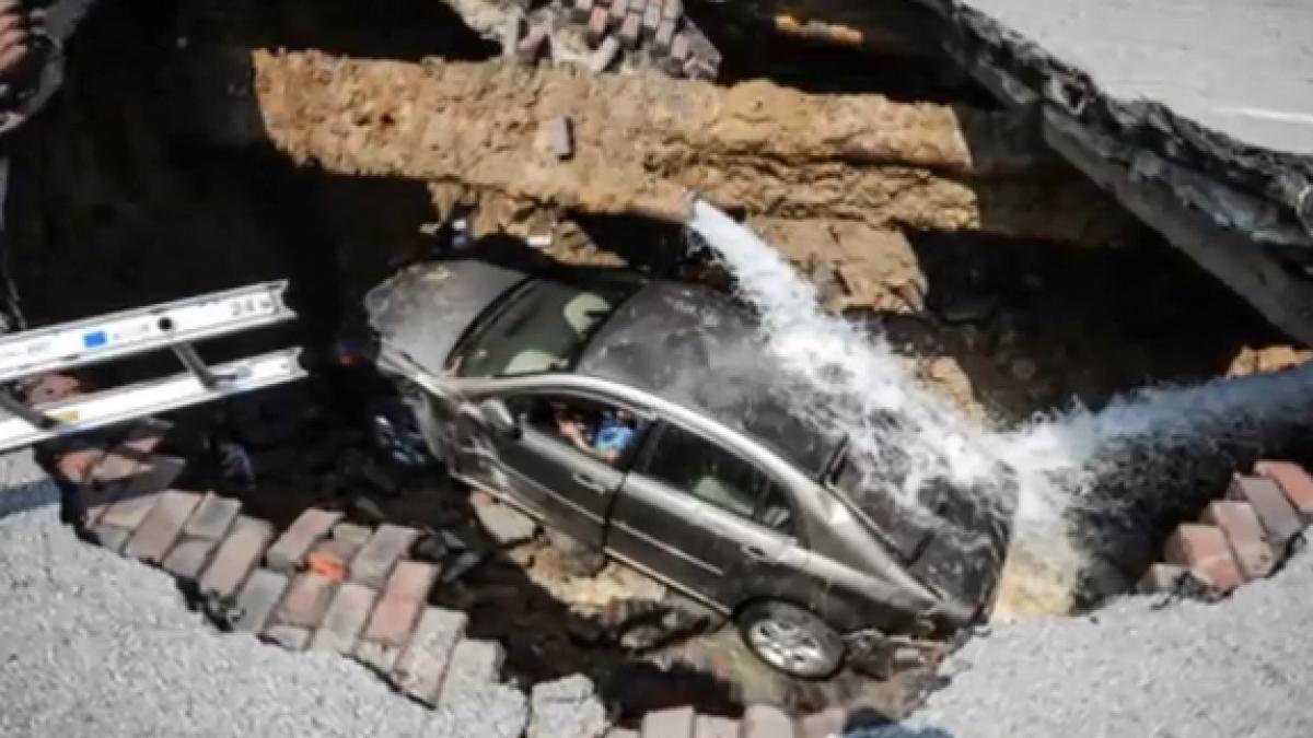 Ghinionul cumplit al unei şoferiţe din Ohio. Maşina ei a fost "înghiţită" de şosea, în mijlocul unei intersecţii