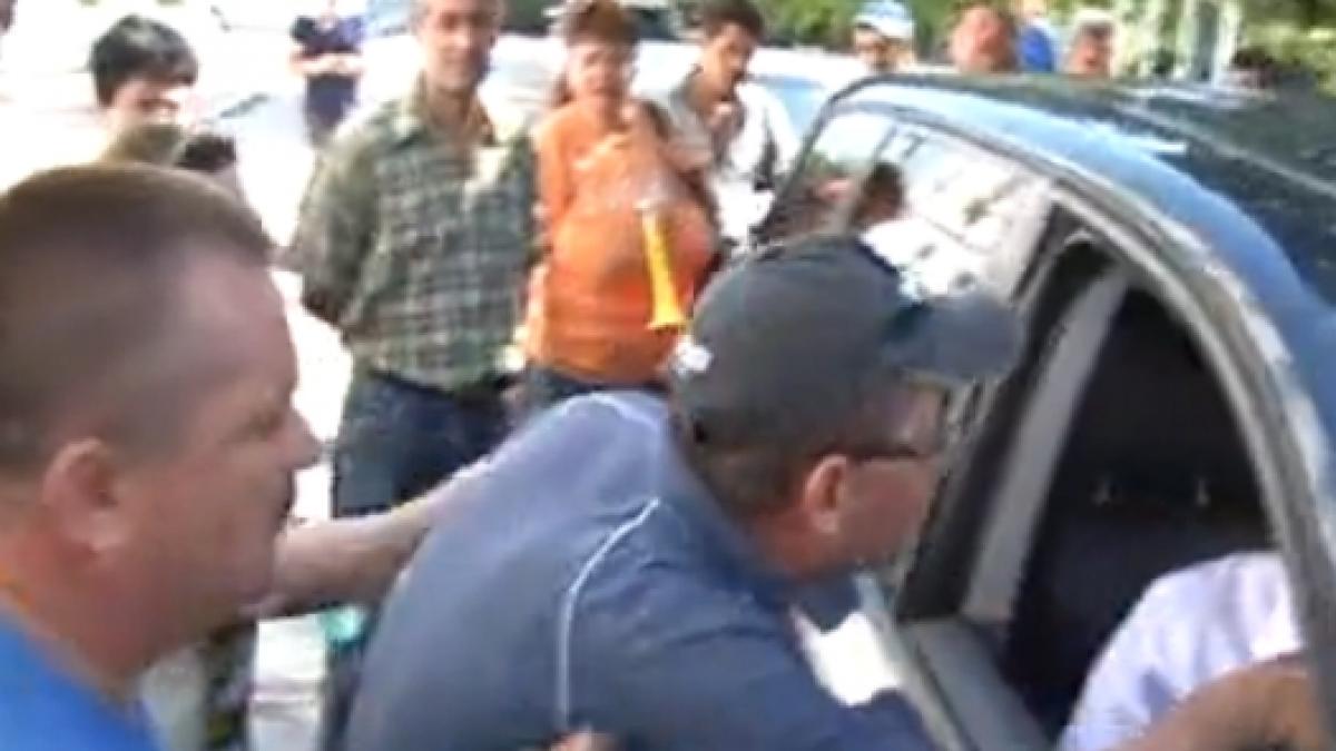 prefectul de valcea bruscat si huiduit de protestatarii de la oltchim ramnicu valcea