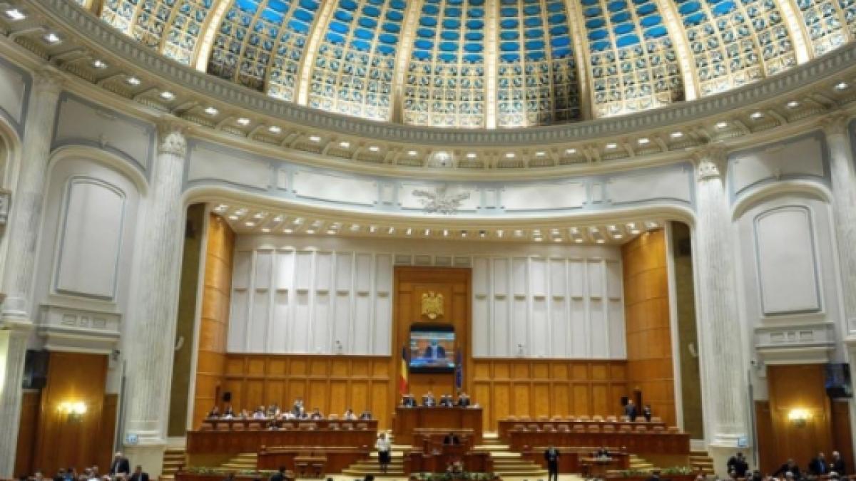 traian basescu a promulgat legea privind statutul parlamentarilor