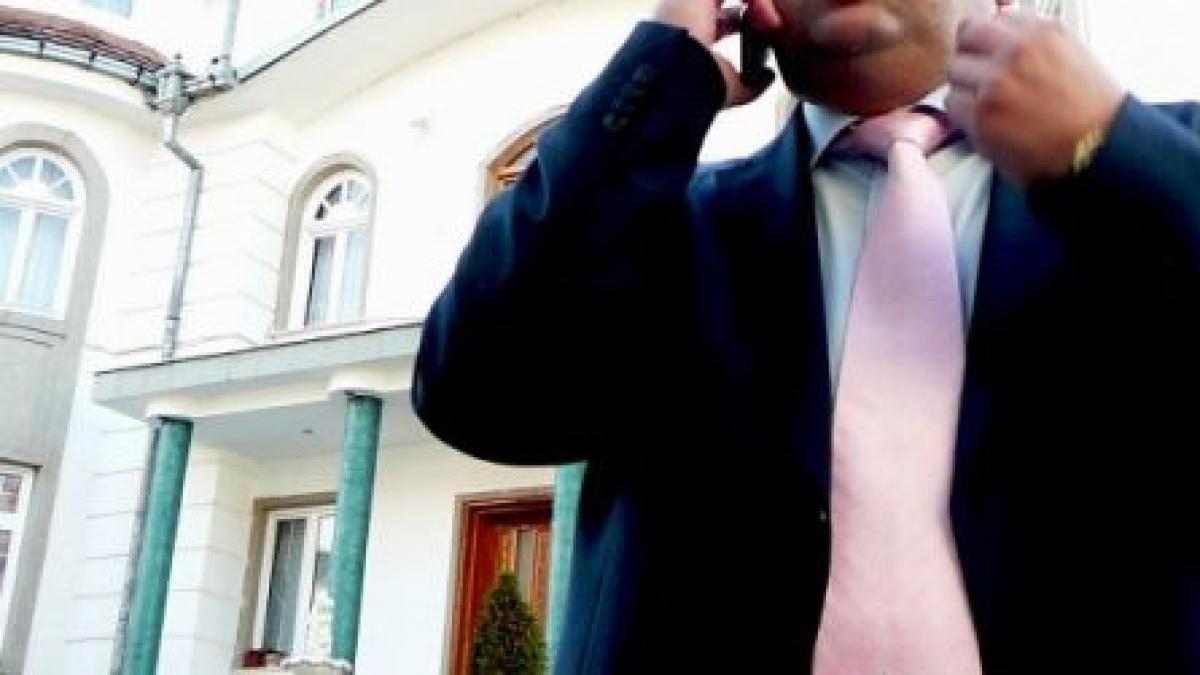 candidat la presedintia romaniei retinut de politisti s a trezit cu mascatii la usa