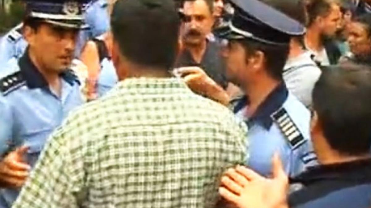 imagini incredibile la liceul bolintineanu parintii s au imbrancit cu politistii