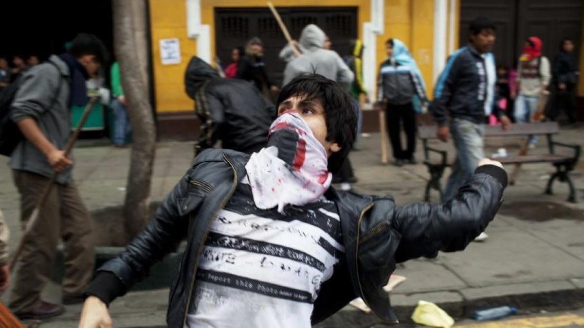 proteste ale studentilor in peru politia foloseste tunuri cu apa si gaze lacrimogene