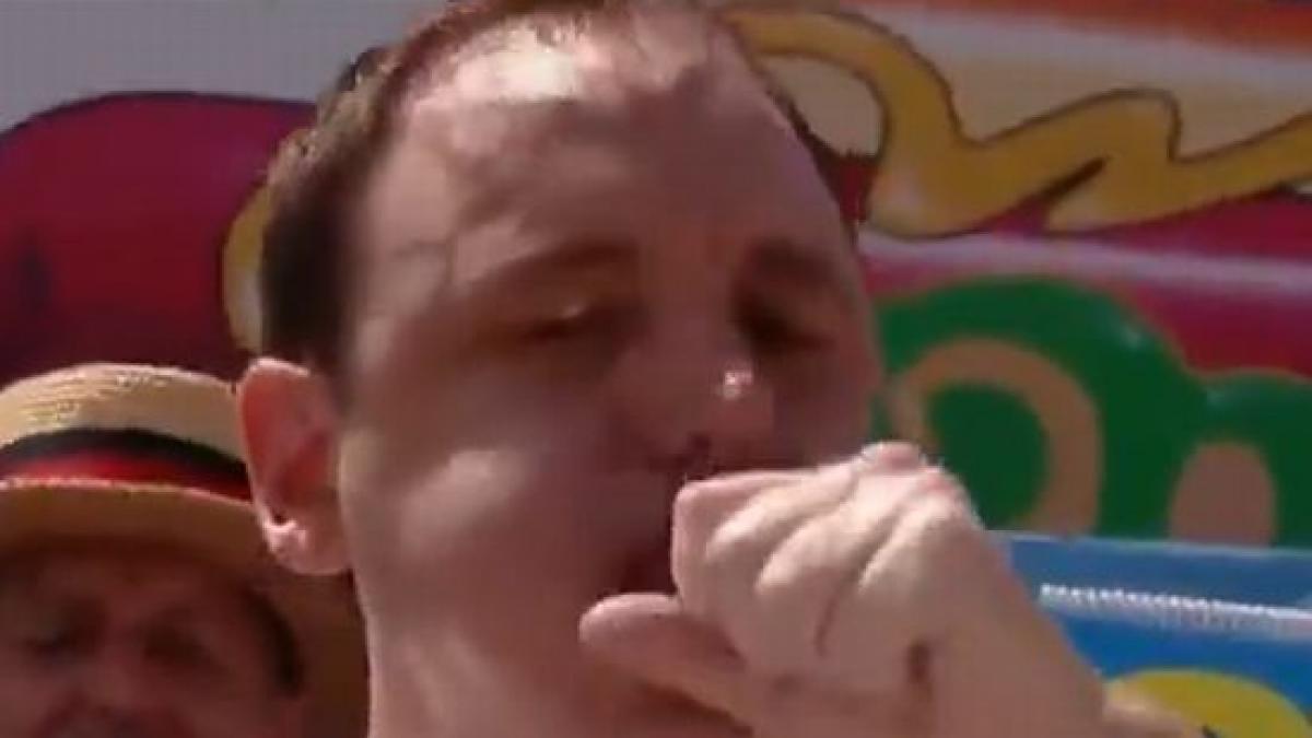 un american de 29 de ani si a confirmat titlul de cel mai aprig mancator de hot dog vezi cati a