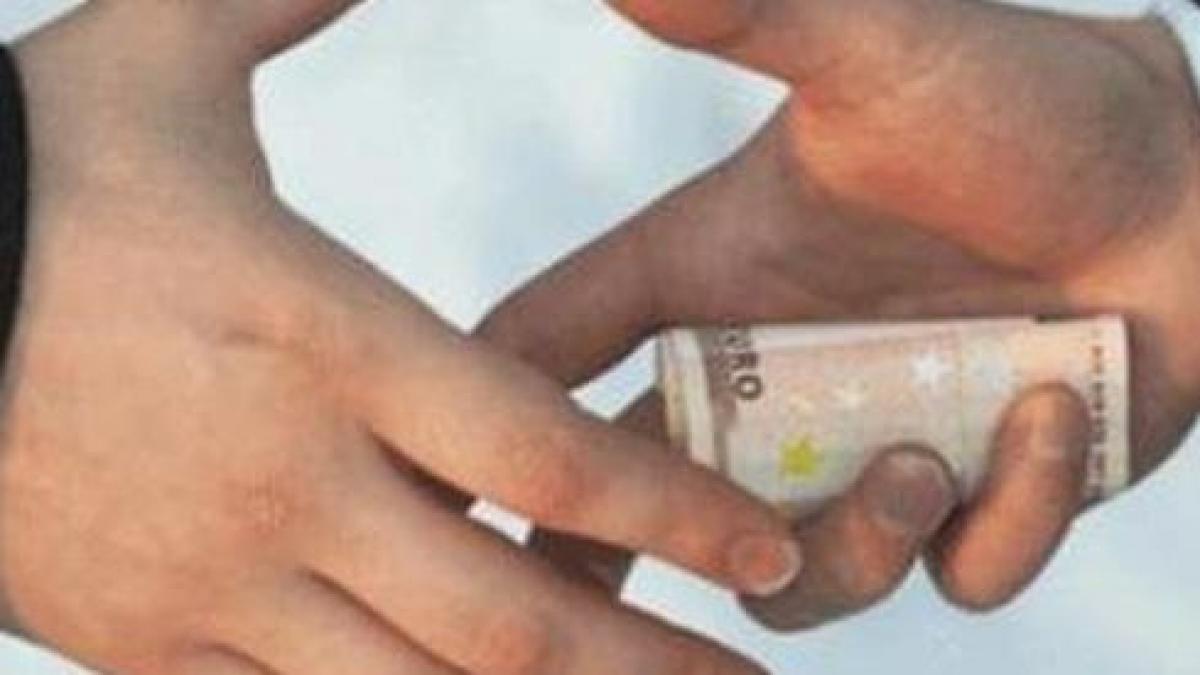 elevi filmati in timp ce strangeau bani de spaga pentru comisia de bac