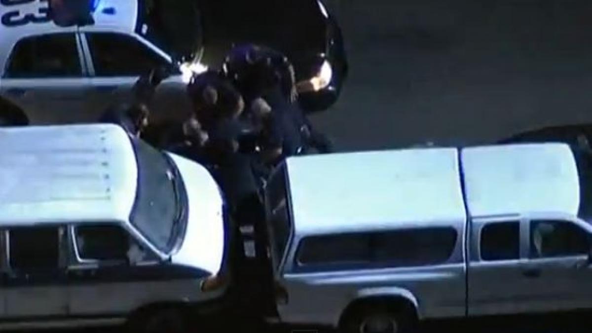 s a napustit cu pumnii asupra oamenilor legii vezi aici continuarea