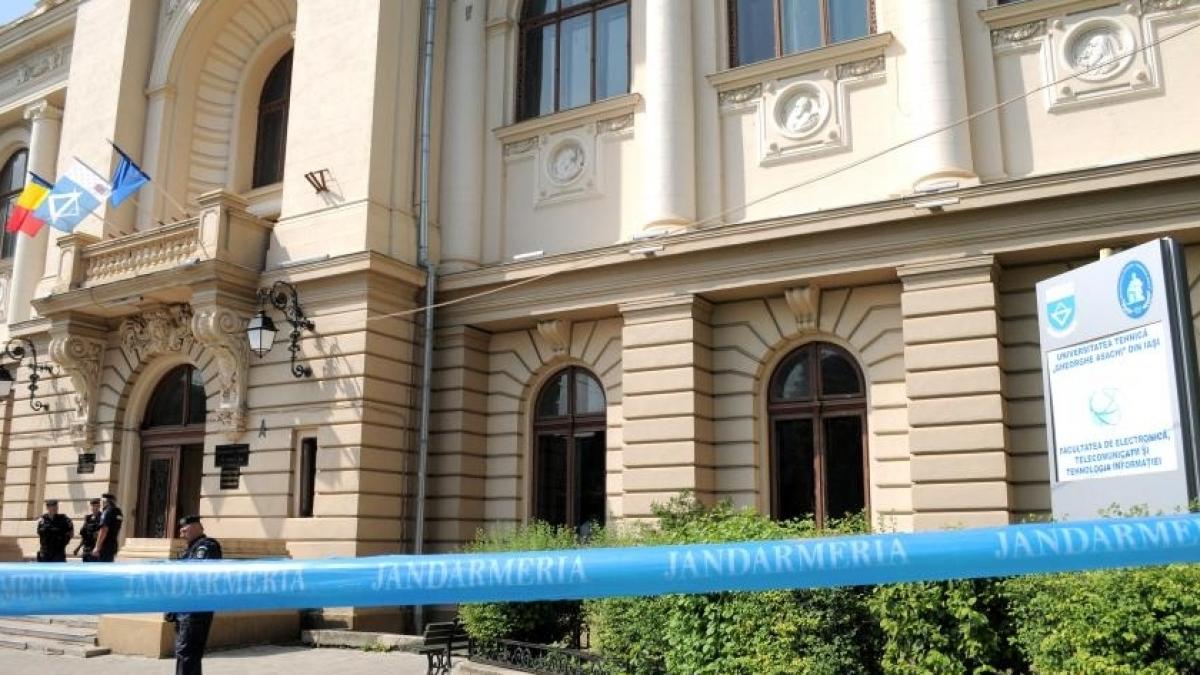 Pirotehniştii au încheiat verificările în Clădirea Universităţii "Cuza". Nu au fost găsite alte materiale explozive
