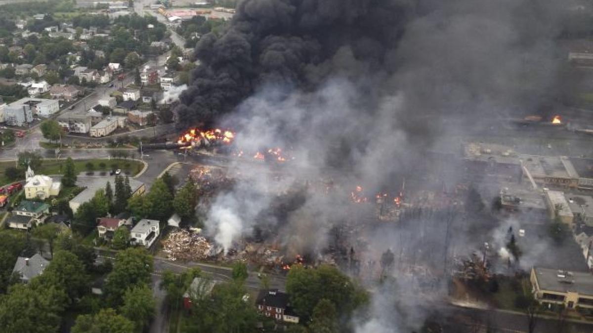 pompierii au reusit sa stinga incendiul provocat de trenul deraiat in quebec