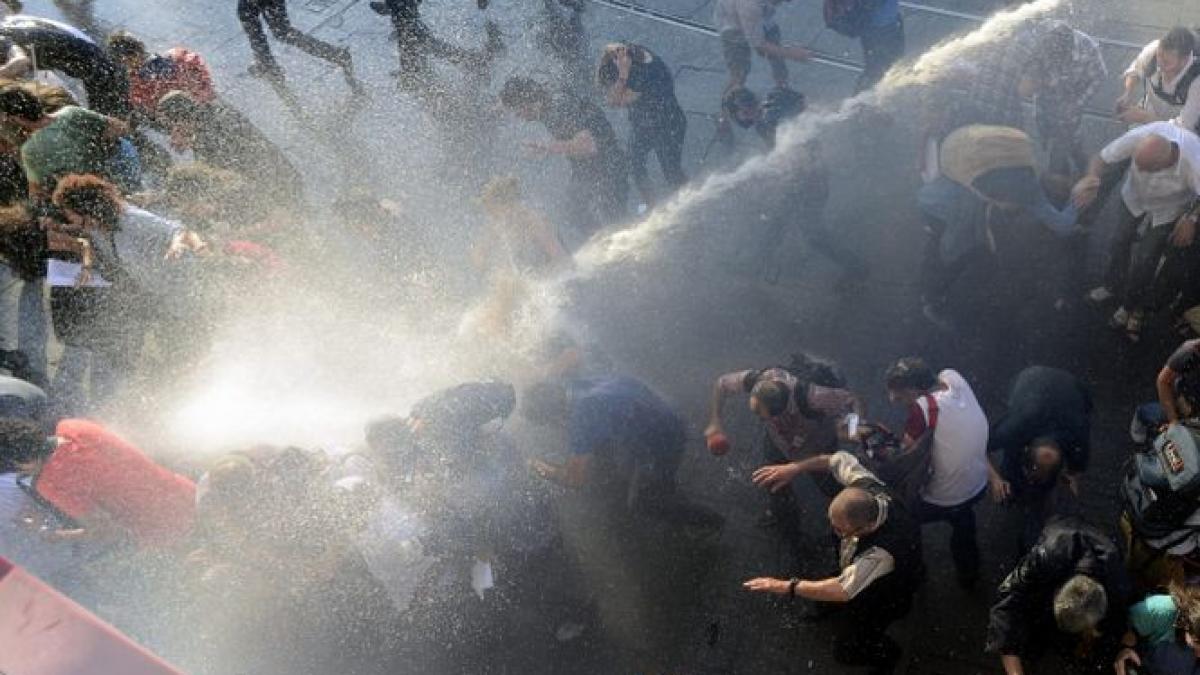 turcia politia a inchis parcul gezi la cateva ore dupa redeschidere si disperseaza manifestantii