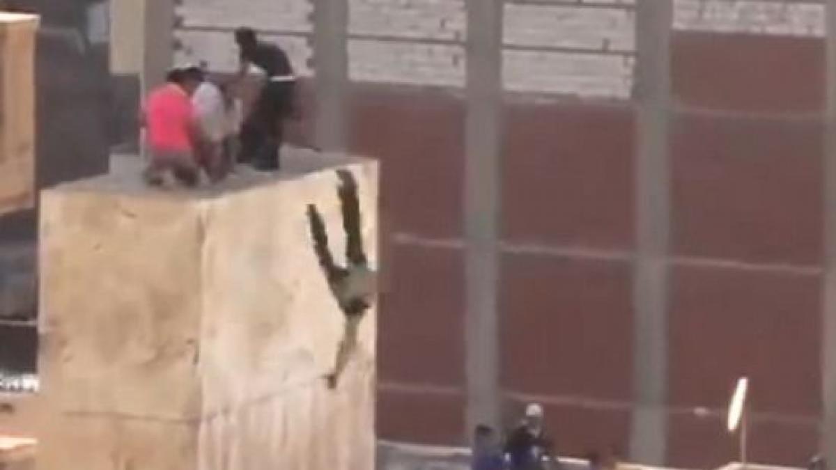 imagini terifiante adolescenti egipteni aruncati de pe bloc si batuti pana la moarte de fanii lui