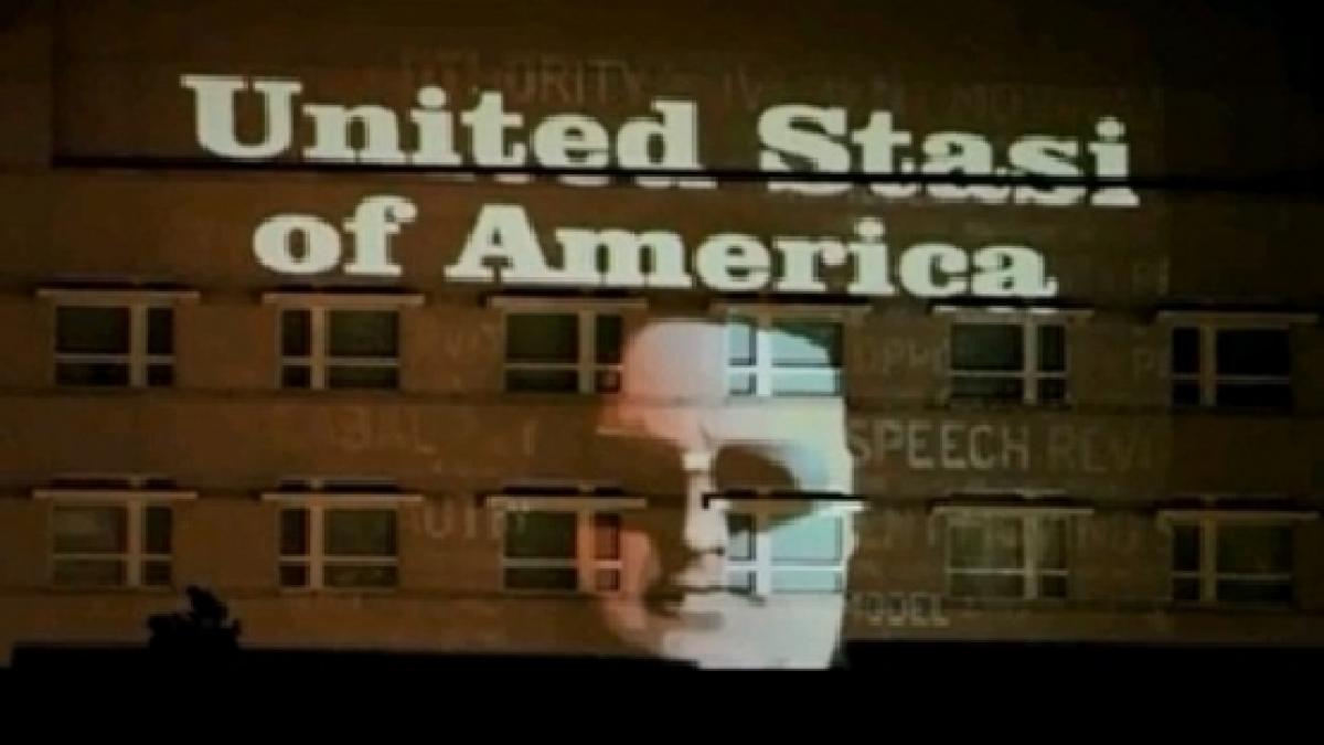 "United Stasi of America" - Mesajul de protest proiectat pe zidurile Ambasadei SUA la Berlin