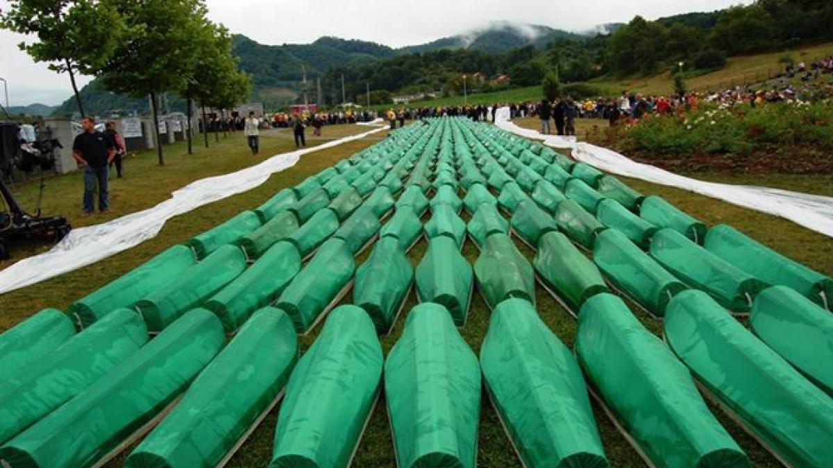 bosnia isi ingroapa victimele de la srebrenica