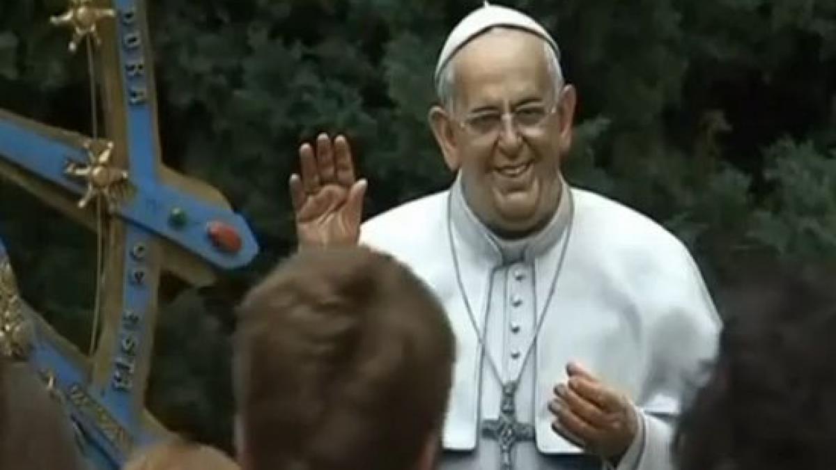 papa francisc nu vrea sa devina o celebritate a cerut ca o statuie ce il infatiseaza in marime