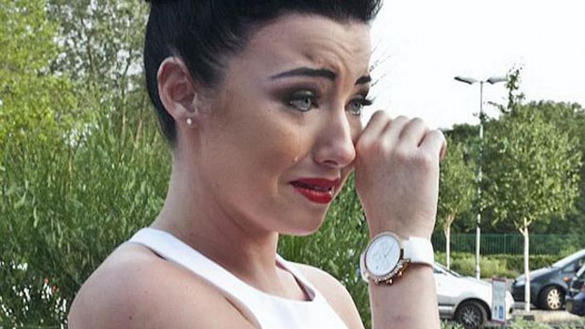 este cea mai frumoasa fata din scoala dar a fost data afara cu forta de la bal din acest motiv in