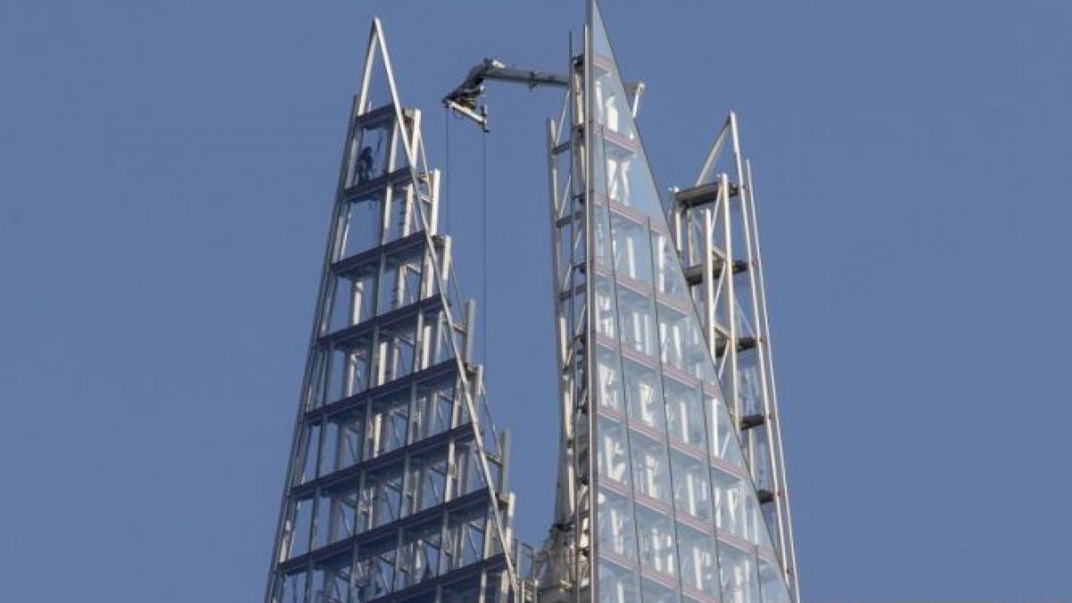 londra sase activiste greenpeace au fost arestate dupa ce au escaladat un zgarie nori