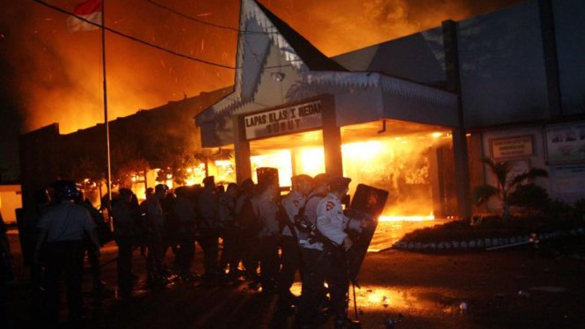 o revolta dintr o inchisoare din indonezia s a soldat cu cinci morti si evadarea a 100 de detinuti