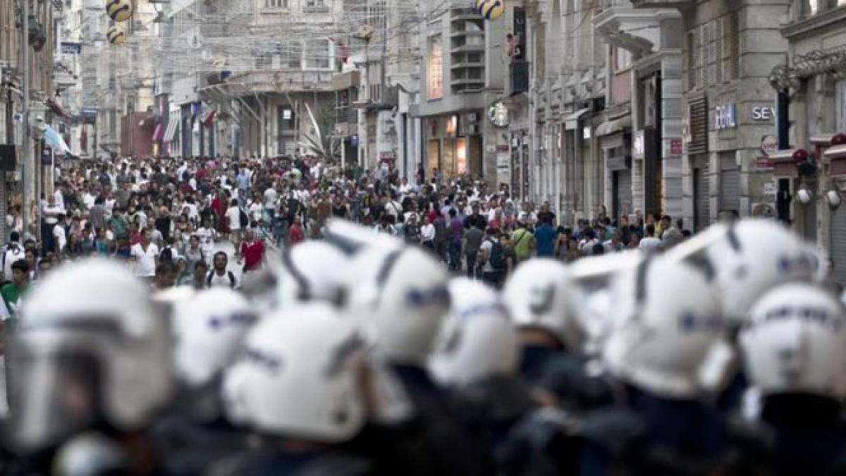 protestele continua in turcia noi ciocniri intre politie si manifestanti in piata taksim