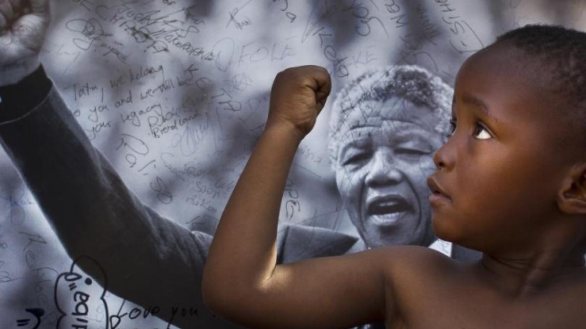 Mandela ar putea fi mutat în propria locuinţă, pentru a continua recuperarea
