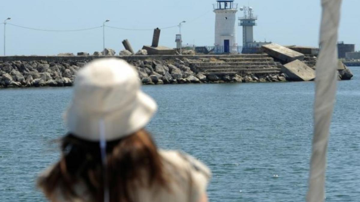 spectacol deasupa marii zeci de piloti si parasutisti au impresionat litoralul