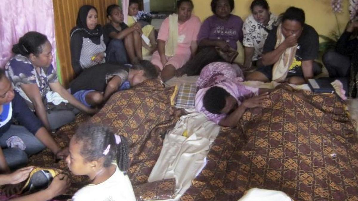 Tragedie în Indonezia: 17 oameni au murit călcaţi în picioare într-o busculadă, după un meci de box