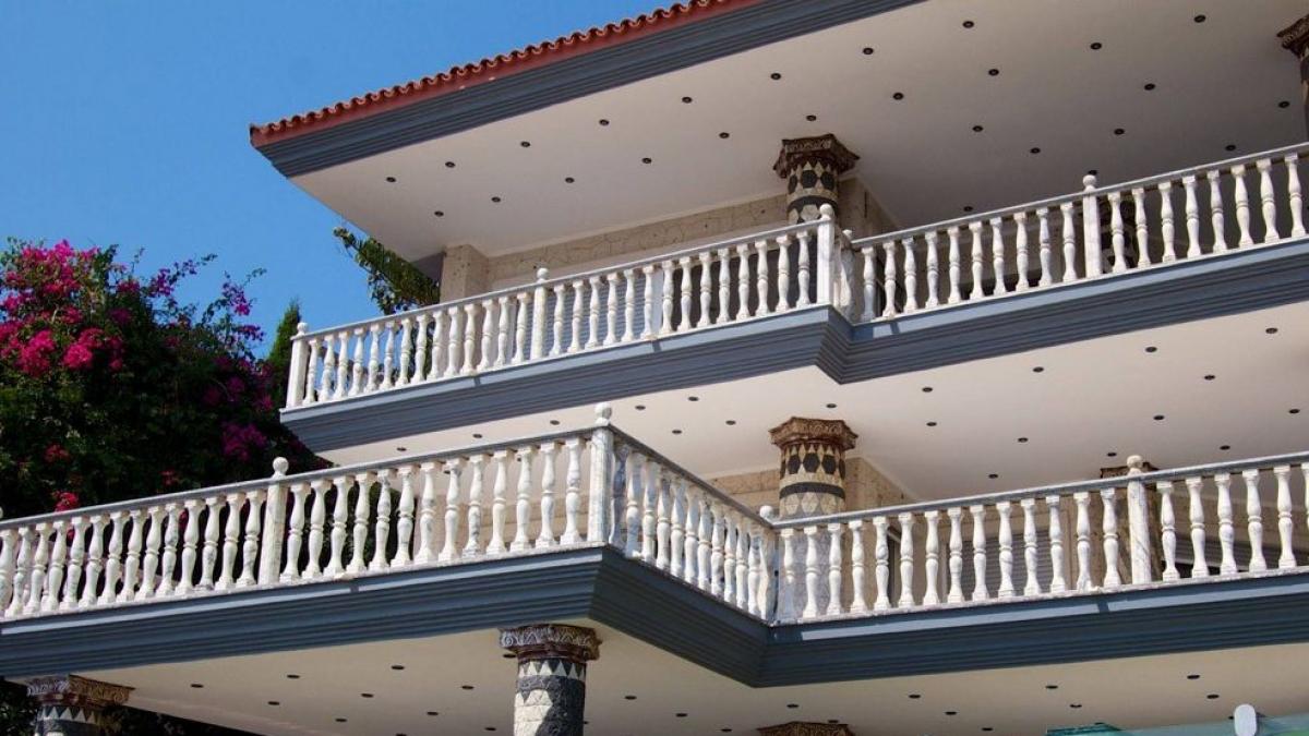 dupa ce si a construit casa asta toti oamenii care trec pe strada se opresc la poarta lui e unica