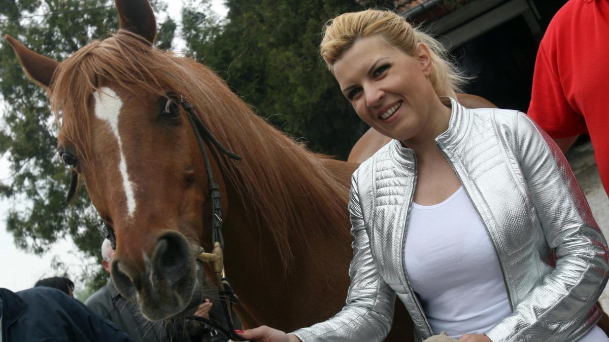 elena udrea muza pentru un tanar indragostit tu ma calauzesti ca pe un print calare