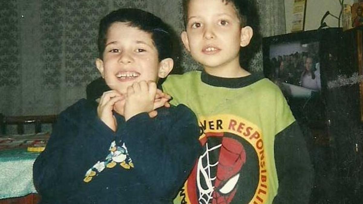 povestea emotionanta a gemenilor autisti unul stie 15 limbi straine celalalt a intrat la liceu cu