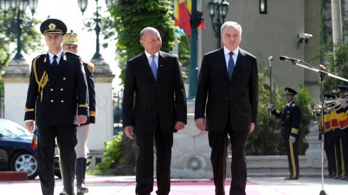 presedintele basescu intampinat la chisinau cu manifestatii pro si contra romaniei jos unirea