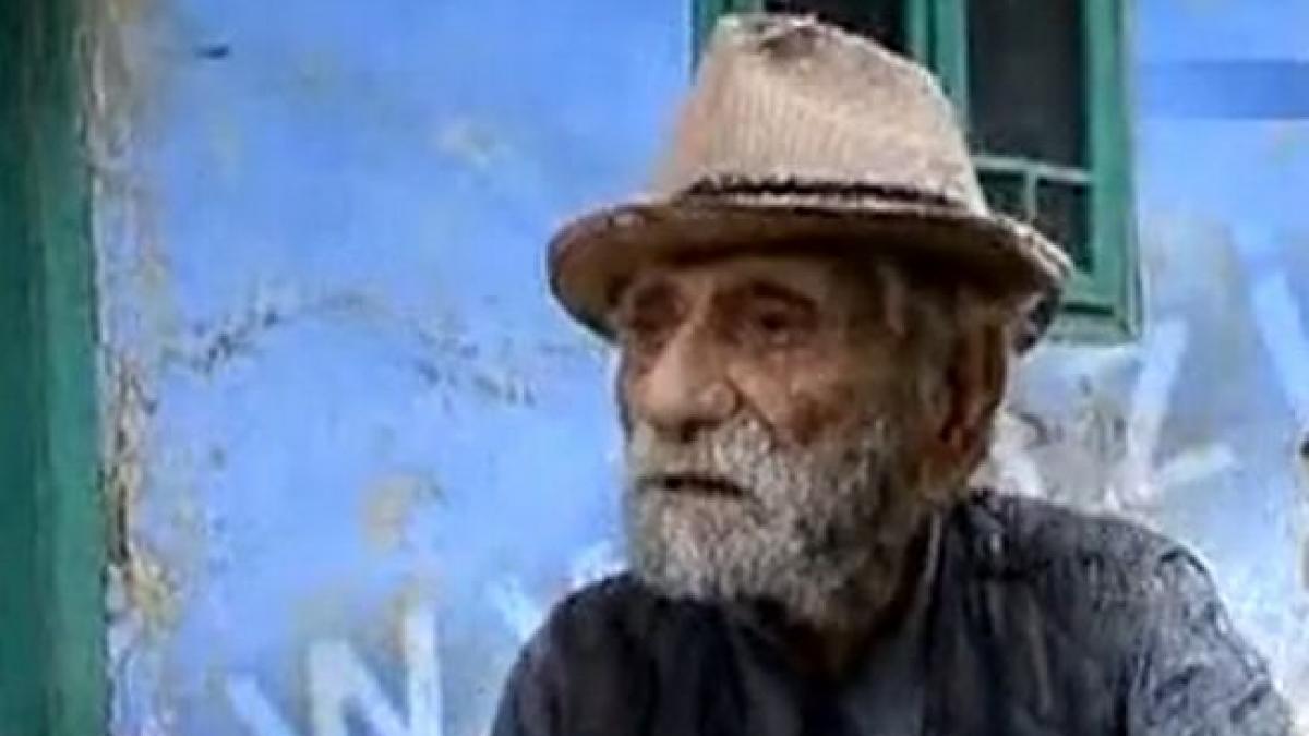 un batran de 100 de ani din iasi traieste uitat de medici si de autoritati