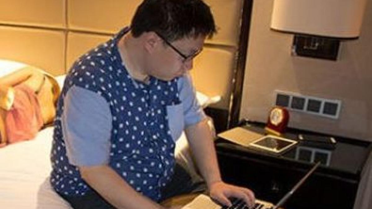 mai exista si astfel de barbati vezi ce comoara sta in patul acestui tanar iar el se joaca pe