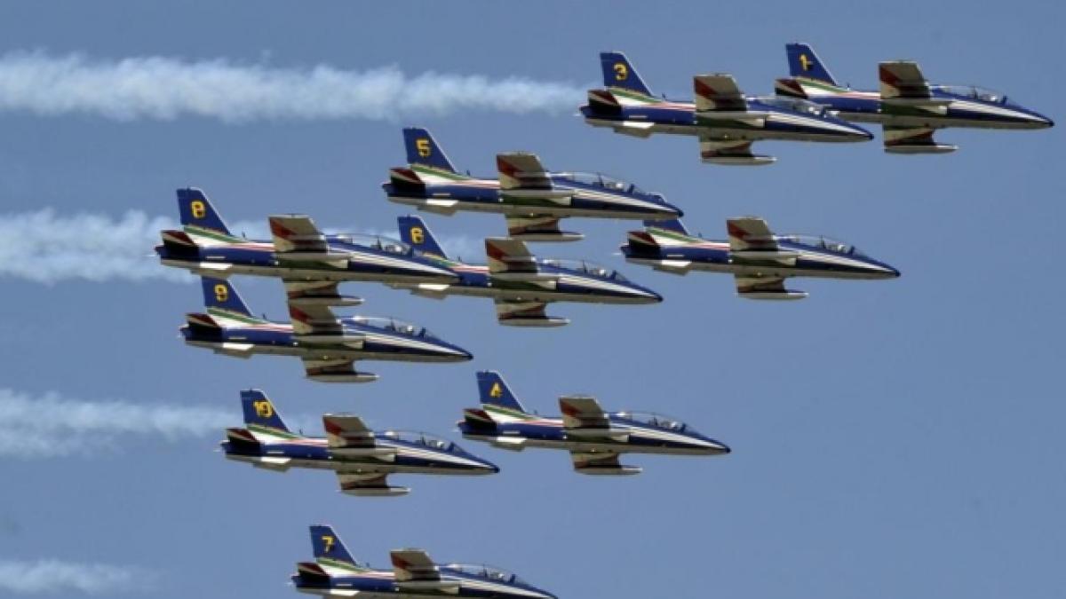 ziua aviatiei romane si a fortelor aeriene marcata prin show uri aeriene si demonstratii