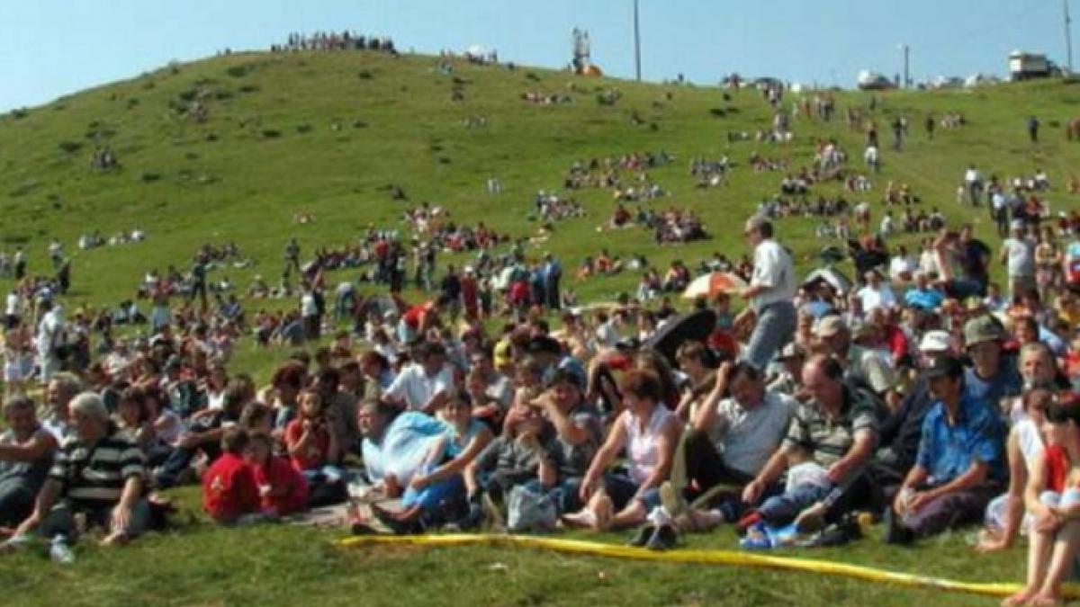 basescu de targul de fete de la muntele gaina in 2002 a fost targuita sotia primarului falca