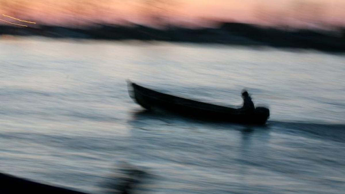 patru persoane disparute dupa ce barca in care se aflau s a rasturnat pe dunare