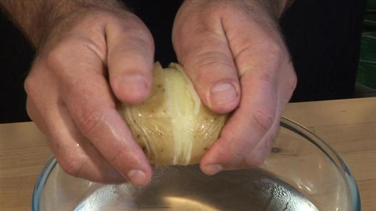 gospodinele sunt extrem de fericite uite cum poti sa cureti un cartof in 2 secunde fara a folosi un