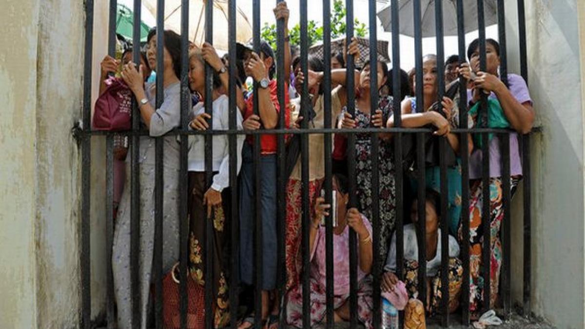 myanmar a eliberat zeci de detinuti politici